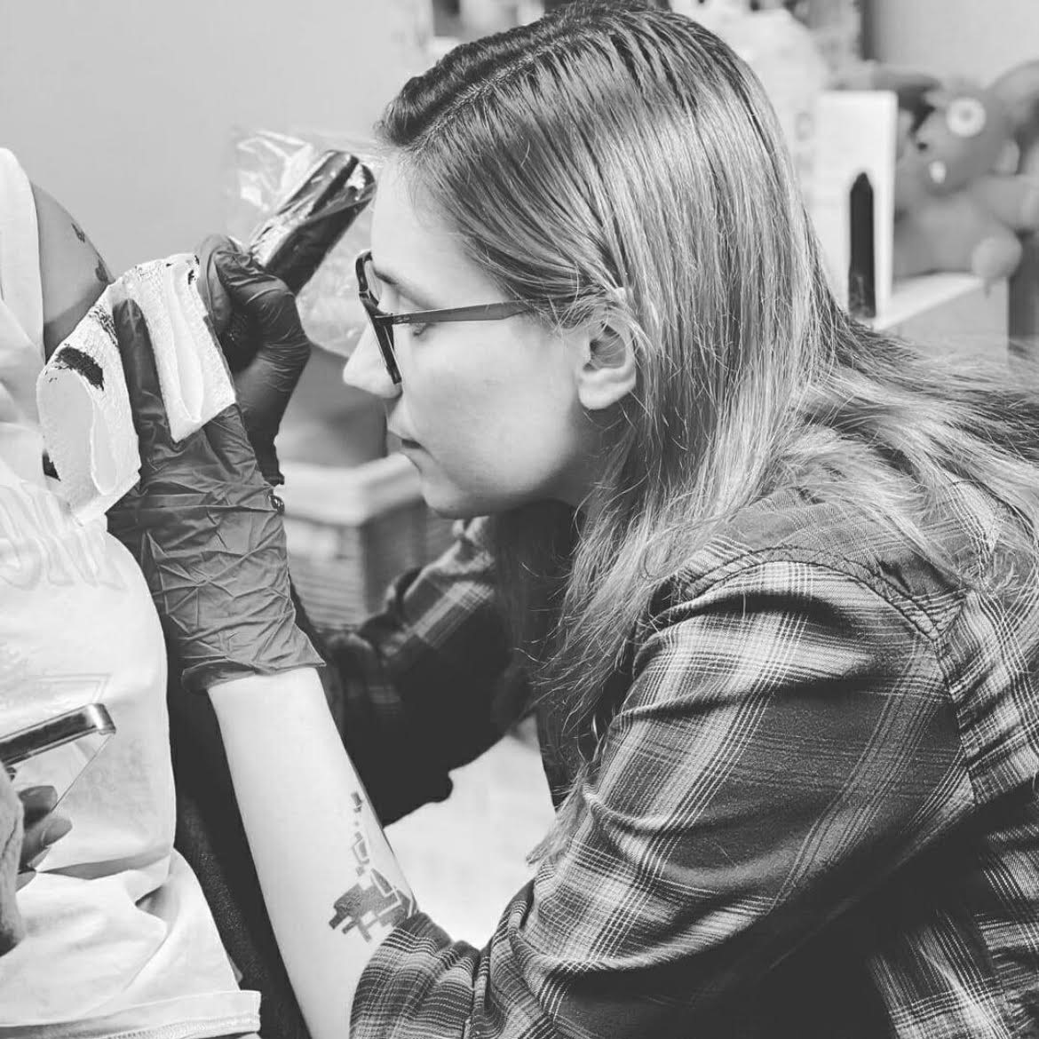 laura-tattooing