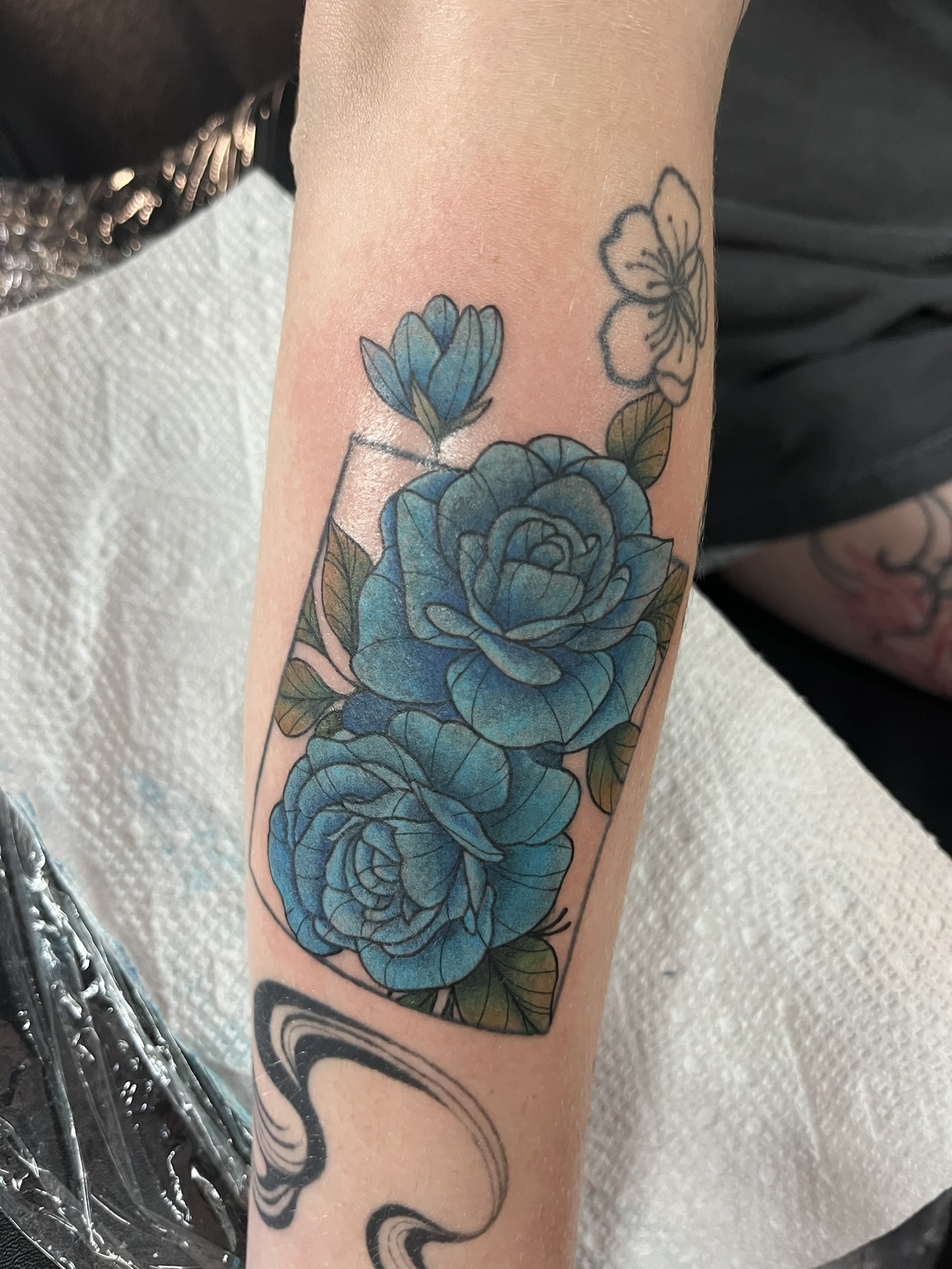 laura-tattooing